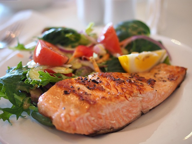 grilled salmon with veggies for 8700 kJ to Calories